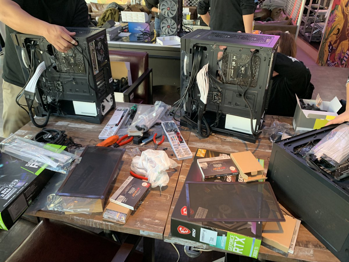 Guild_inc214's tweet photo. 今日はGuild214のメンバーでGOXさんの自作PCのお手伝いに行きました♪
色々トラブルはありましたが😏なんとか形にはなりました♪
また何かあれば是非お手伝いするのでご連絡くださいませ😁
#GOX
#crypto
#Guild214
#自作PC https://t.co/4q3nV66WiC