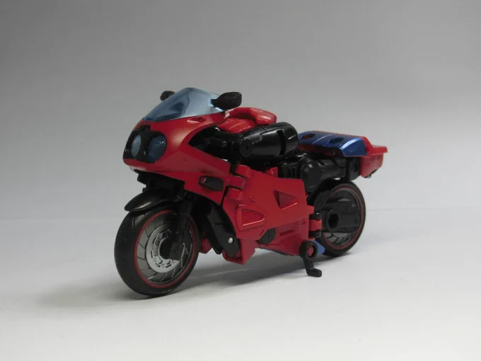 ロードロケット、ずっと見てるとコライドン思い出すんだよな赤いしバイクだし 
