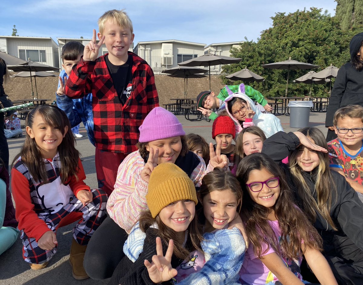 JaaGlaser's tweet photo. Happy kids in healthy relationships spreading holiday cheer!🎄I ❤️my students and the joy they share! @FlyingHillsFAME @mkuhfal8 @FHSAPerkinsAP @JoMedinaAlegria @davidmiyashiro @CajonValleyUSD https://t.co/G04bbSkUDj