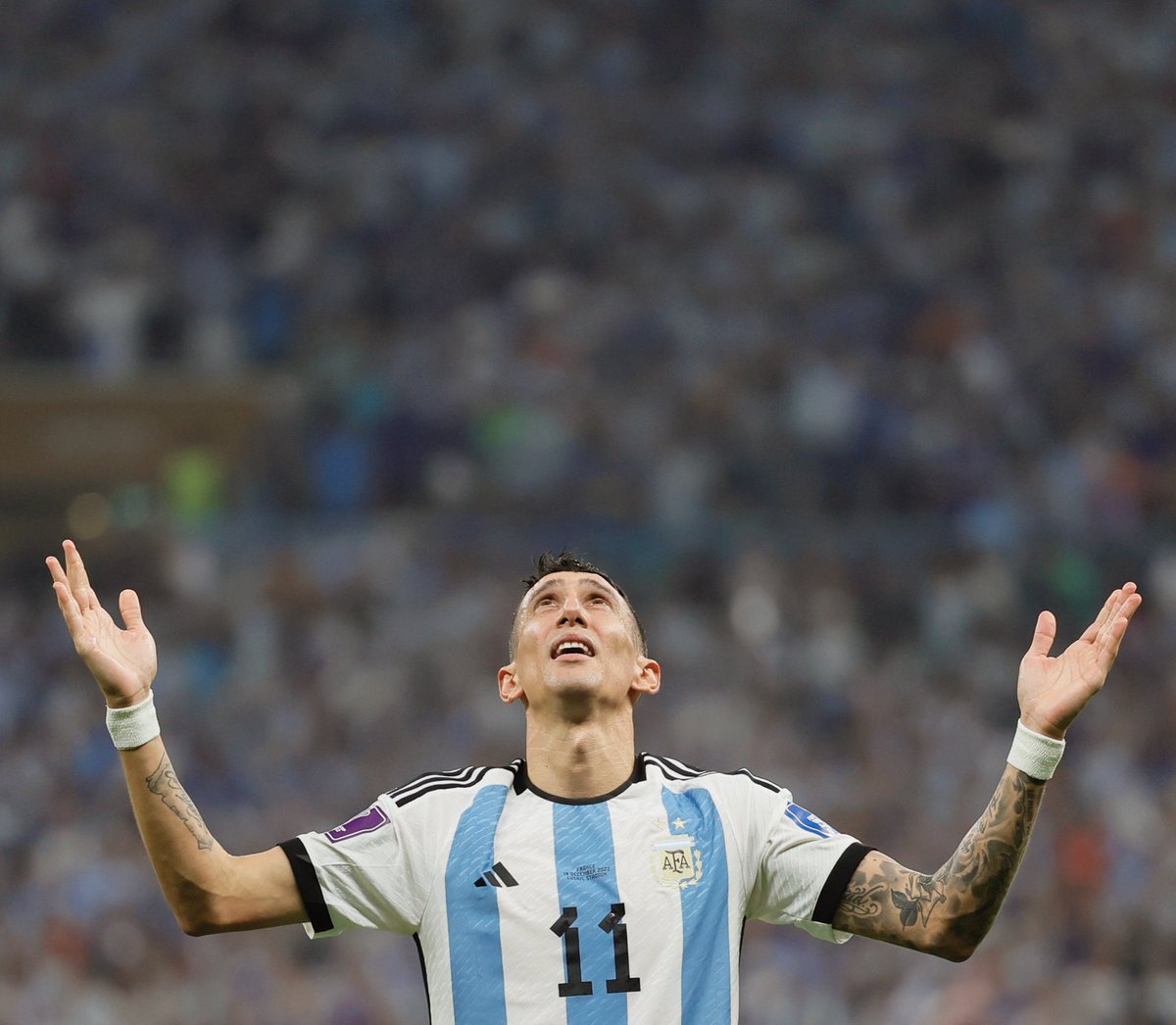 La foto es esta. Angelito llora al celebrar su gol en la final del Mundial. El partido que está jugando el Fideo. Crack total.