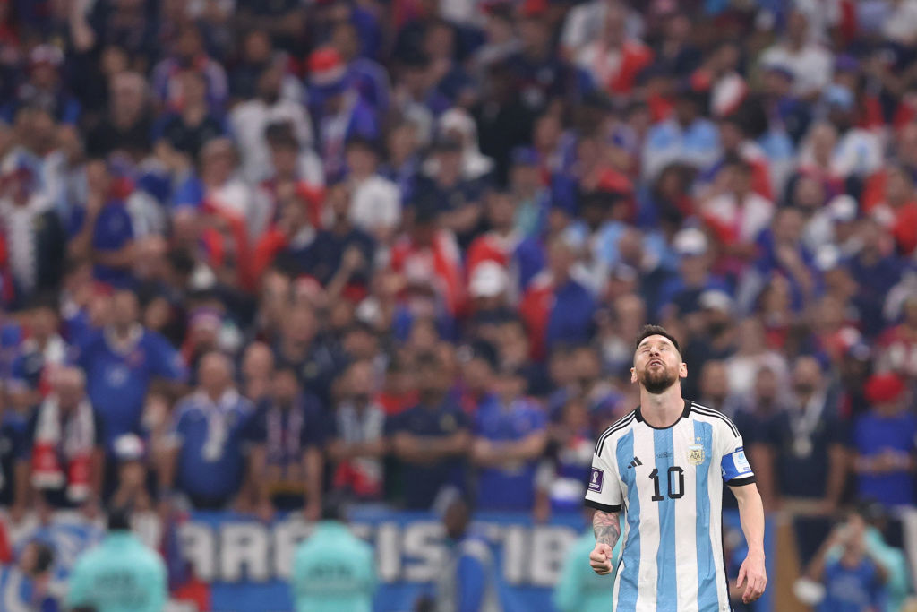 VSportsTM's tweet photo. 🔙Antes de #Qatar2022, Lionel Messi 🇦🇷 no tenía goles en fase KO de Mundiales

🔜Tras #Qatar2022, Lionel Messi 🇦🇷 queda como el único en la historia en convertir al menos un gol en fase de grupos-octavos-cuartos-semis-FINAL

GOAT. https://t.co/OA1KL22ojP