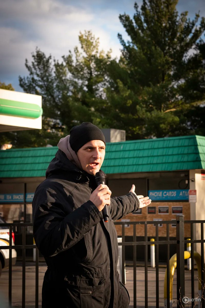 benjancewicz's tweet photo. .@ElectRyanDorsey shows up, and explains that the station could have been closed by now. The decision rest solely in @BaltimorePolice commissioner Michael Harrison. 

On Sunday, #AlStevenson was murdered at the station. 
His nephew @JamarDayDotCom began rallying to shut it down. https://t.co/5zPQ3Qek4C