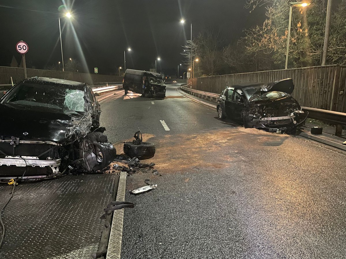SurreyRoadCops's tweet photo. This morning at 02:00am (18/12/22) Police received calls to reports of a van being driven north on the southbound carriageway of the A3 between Thursley & Guildford & that the driver of the van had collided with cars on the Guildford section of the A3. ¼ https://t.co/qC863Dt1Ko