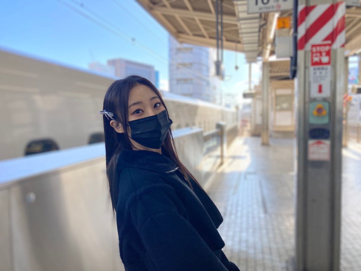 🫧 - 18.12.22 | 🐱📸:

“(Imagem)”

“(Imagem)”

“(Imagem)”

“Roupas da Suyeon📸”

“A 🌸 unnie quem tirou as fotos”

“Ah, certo, nós chegamos na Coreia hoje💕”

“Wow, ta muito frio na Coreia”

“Muito…Muito… Frio”

“S/N, você está bem?!”

“❤️”