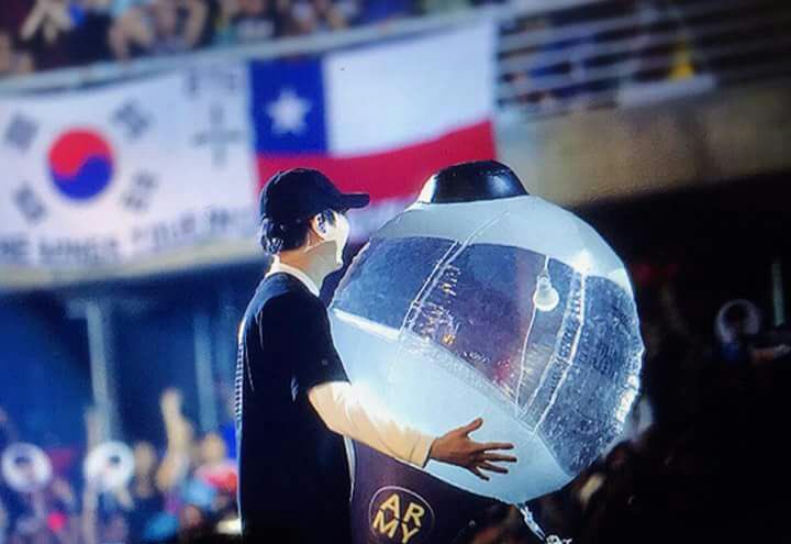 br0okinthebox's tweet photo. Cómo va a ser un chiste que Yoongi es chileno ciela si ha venido tres veces y tiene una canción q se llama chile tengo hambre????? https://t.co/b0zYsCefGd