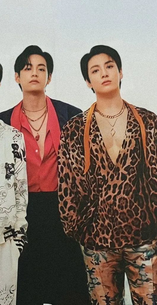 TkTziyu's tweet photo. Tae didn’t put his hand on jk's shoulder pic's quality vs Tae put his hand on jk's shoulder pic's quality🥴 https://t.co/iwFTb5qwVk