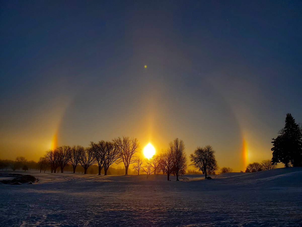 scotchprophet's tweet photo. i live for weather mornings like this. 22° #parhelia (#sundogs) over the Highland Park Golf Course, #SaintPaul, #MN. #weather #photography #OnlyInMN #StormHour #ThePhotoHour #TheSnowHour #wxtwitter #mnwx / @pdouglasweather @WCCO @WCCOShaffer @MPRweather https://t.co/KwK6jP92VX