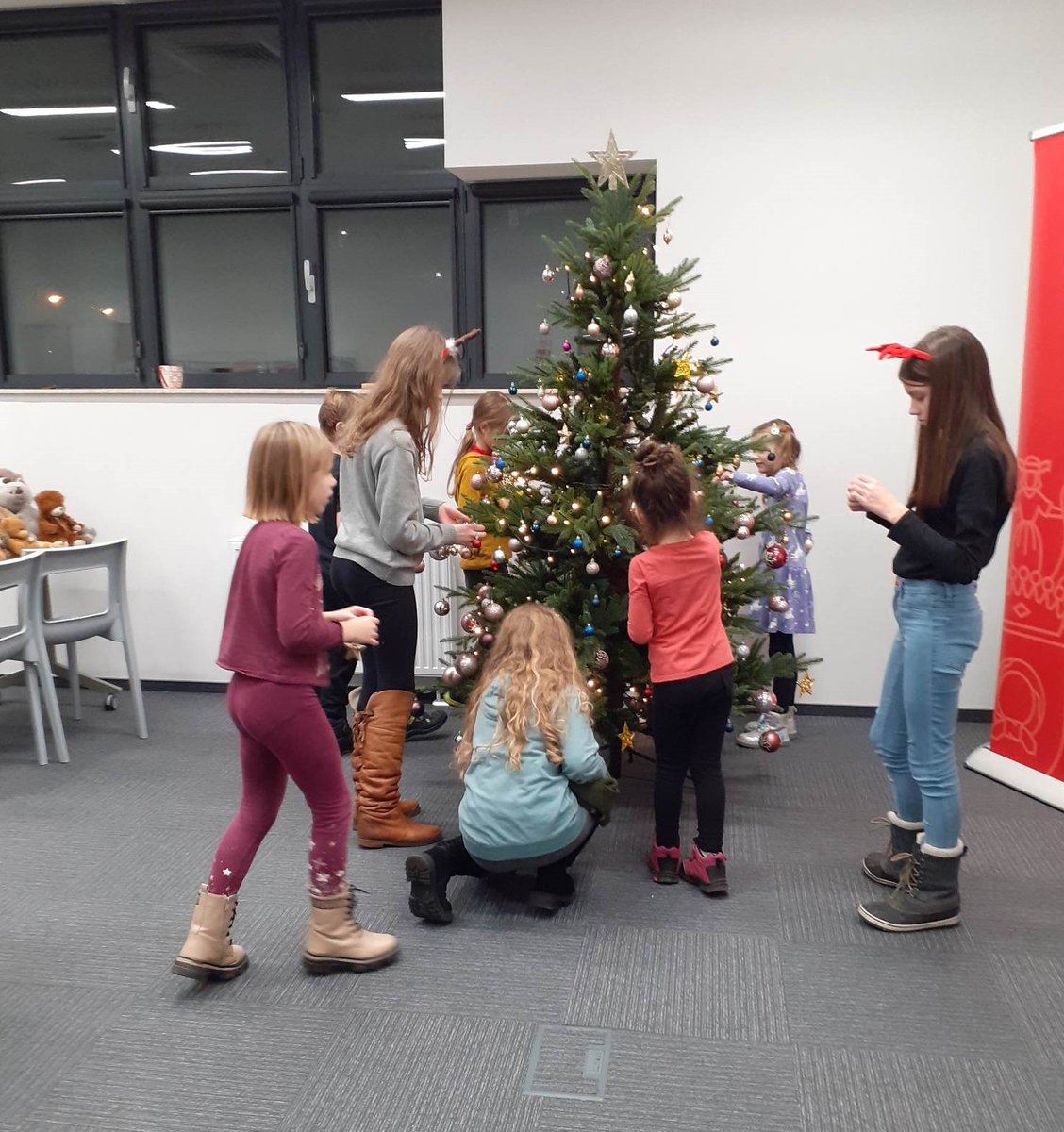 raczynskich's tweet photo. U kogo w domu już stoi choinka?🎄
W naszych filiach już coraz bardziej świątecznie! Warsztaty i spotkania czekają na Czytelników w Filii Naramowickiej, Filii 14 i Filii 62. Na zdjęciu ubieranie choinki w Filii 38 na Świcie 👉https://t.co/Pt5o6A8Nna #poznan #bracz https://t.co/4IlbI1R20D
