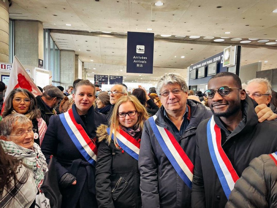 GOLDMANNAriel's tweet photo. #Israel expulse les personnes accusées ou ayant participé dans le passé à des activités de #Terrorisme , les députés #LFI leur font un accueil triomphal en arborant leur écharpe dans un aéroport ! #SalahHamouri https://t.co/Y2vT96YTsH