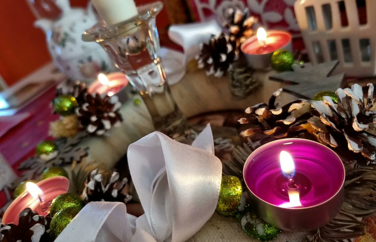 jadearte's tweet photo. Advent 🕯️🕯️🕯️🕯️
#advent #prep #holidays #Candlenights #candle #light #wreath https://t.co/fqF0n9FWsP
