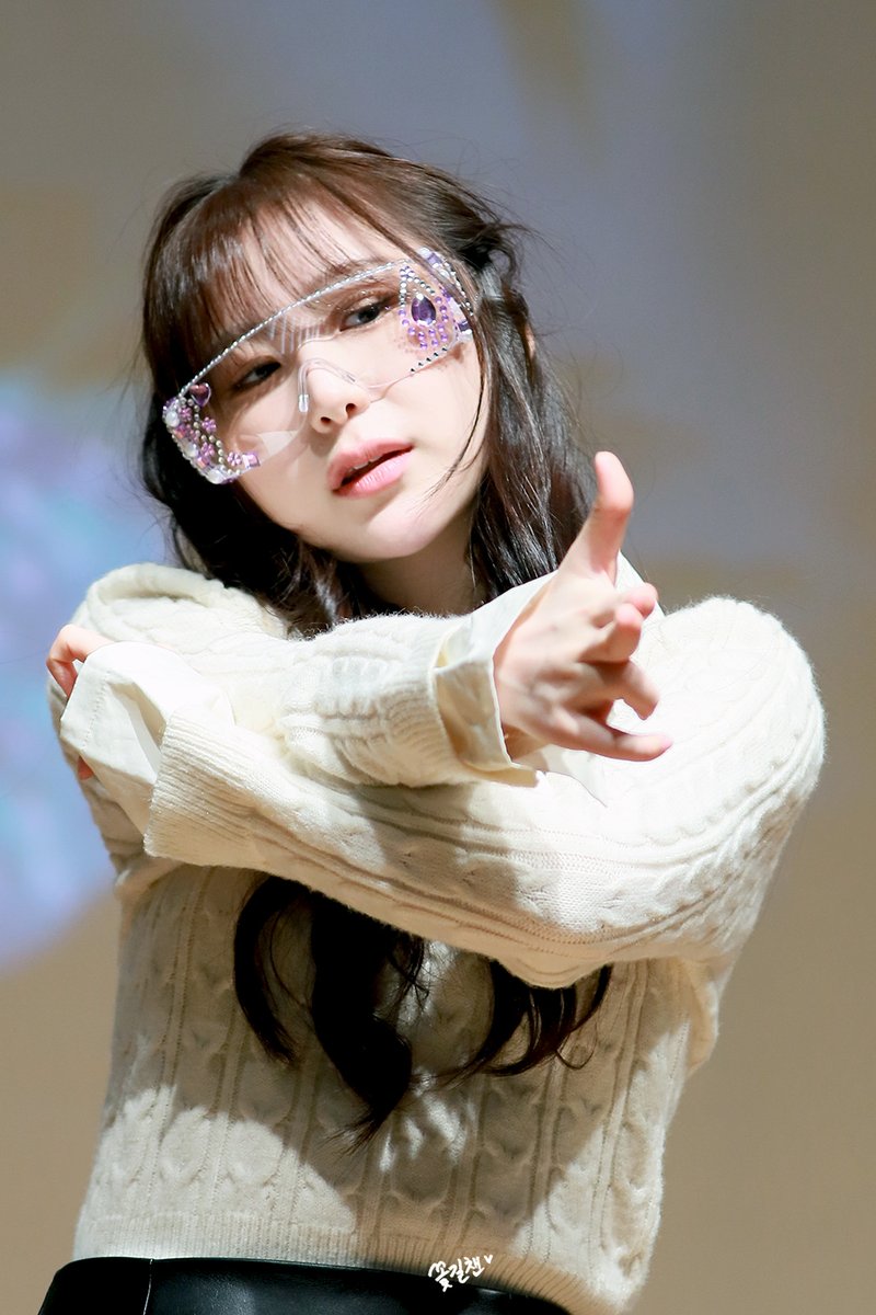 flowerchaen's tweet photo. 221120 팬사인회 이채연

BAAAAAAM-!

#이채연 #leechaeyeon #허쉬러쉬 #hushrush https://t.co/Y1HzKqqYZn