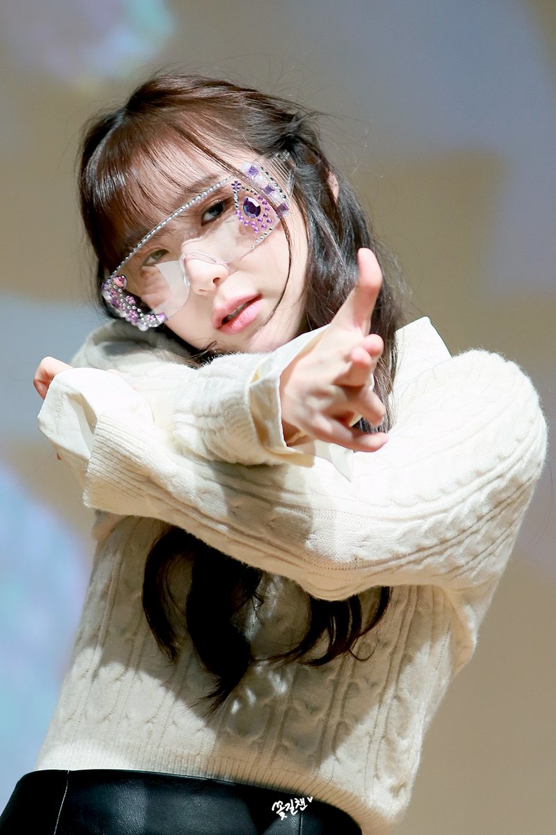 flowerchaen's tweet photo. 221120 팬사인회 이채연

BAAAAAAM-!

#이채연 #leechaeyeon #허쉬러쉬 #hushrush https://t.co/Y1HzKqqYZn