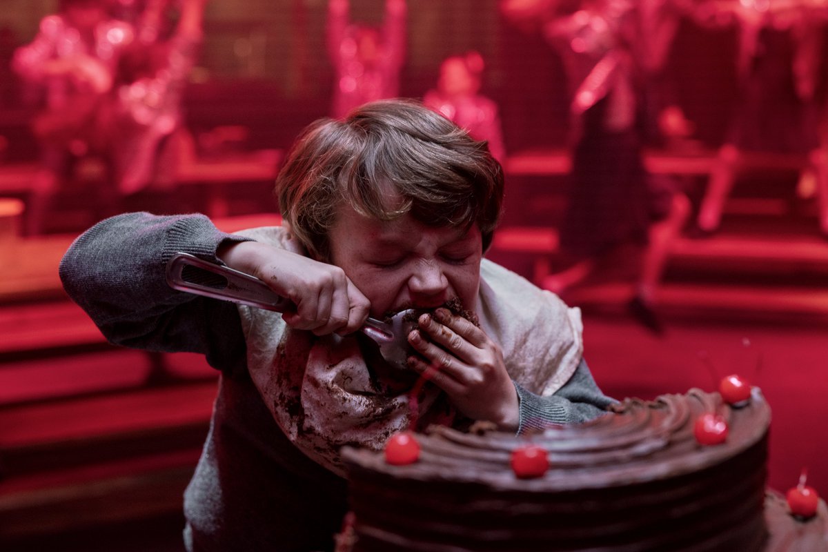 NetflixBrasil's tweet photo. Será que se eu ficar olhando pro relógio que nem a Matilda eu consigo fazer o tempo passar mais rápido? Falta 1 semana pra estreia de Matilda: O Musical. Não vejo a hora! https://t.co/onnXUPCCCy