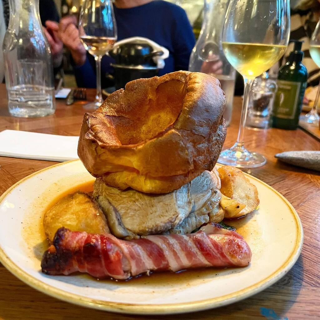 First Christmas lunch of the festive season. And what a stellar one it was @theredlionandsun. Also v much appreciated the additional individual jugs of gravy for everyone. 🦃 
#londonfood #highgate #londonpub #christmaslunch #roastturkey instagr.am/p/CmUNGevoo-N/