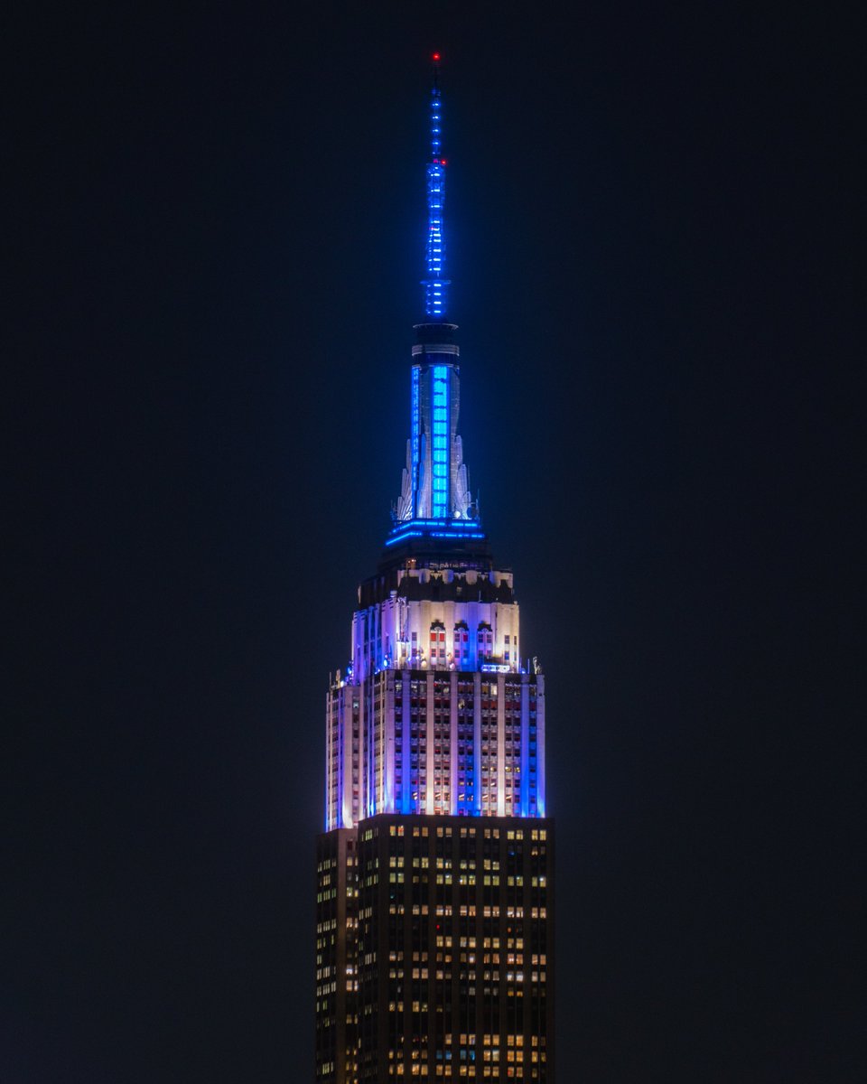 msilverpictures's tweet photo. A very happy first night of Chanukah to all who celebrate! 🕎🥔🎁 @EmpireStateBldg https://t.co/a3OIAYolHl