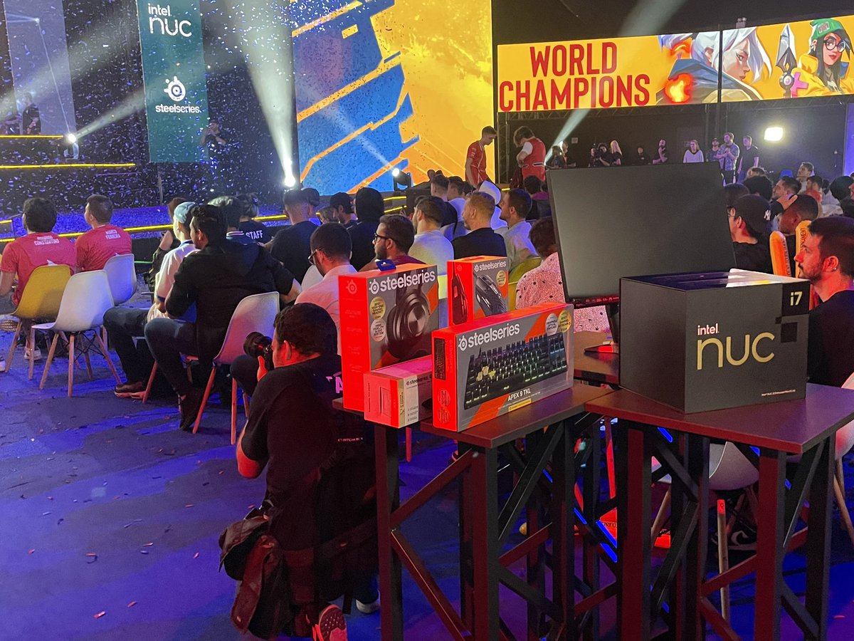 SteelSeriesBRA's tweet photo. MOMENTOS DE GLÓRIA: PREMIAÇÃO MVP

O melhor jogador do evento Red Bull Campus Clutch FINALS Brazil sendo premiado por nossa taça criada especialmente para o evento por tips_pl 🏆

For Glory!

#steelseries
#steelseriesbra
#redbullgaming
#redbullcampusclutch https://t.co/vqXvsD3Tg1