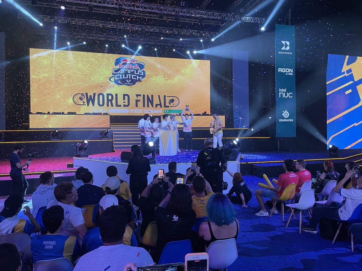 jeanclaudeegami's tweet photo. MOMENTOS DE GLÓRIA: PREMIAÇÃO MVP

O melhor jogador do evento Red Bull Campus Clutch FINALS Brazil sendo premiado por nossa taça criada especialmente para o evento por tips_pl 🏆

For Glory!

#steelseries
#steelseriesbra
#redbullgaming
#redbullcampusclutch https://t.co/yOP0z9pBF6
