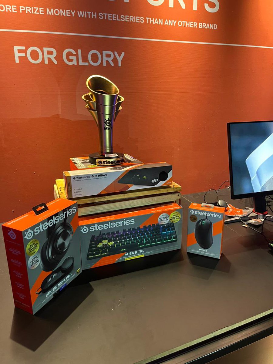 jeanclaudeegami's tweet photo. MOMENTOS DE GLÓRIA: PREMIAÇÃO MVP

O melhor jogador do evento Red Bull Campus Clutch FINALS Brazil sendo premiado por nossa taça criada especialmente para o evento por tips_pl 🏆

For Glory!

#steelseries
#steelseriesbra
#redbullgaming
#redbullcampusclutch https://t.co/yOP0z9pBF6