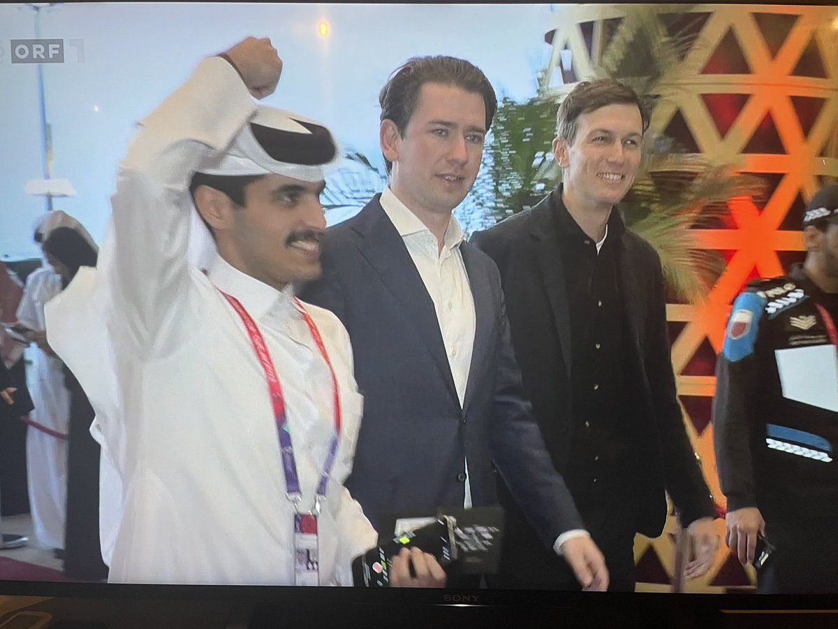 fasommavilla's tweet photo. In Begleitung von Donald Trumps Schwiegersohn Jared Kushner übrigens (siehe Bild links), der wiederum mit Elon Musk (siehe Bild rechts) auf der Tribüne sitzt. https://t.co/g2kut2CS46