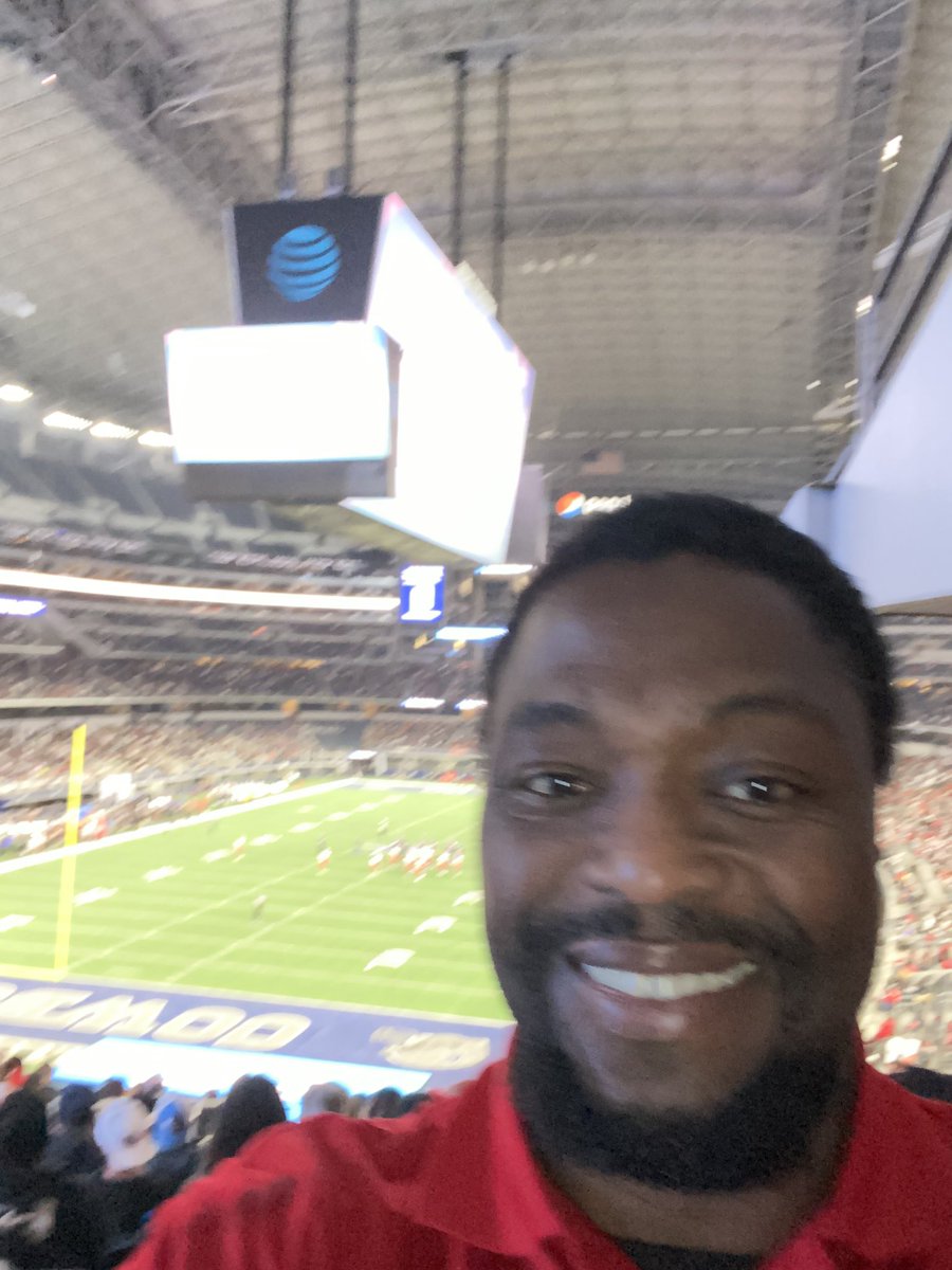 DarrienGScoutU's tweet photo. Had a great time at TX HS State Championships! Bumped into an old friend @SlickPickSix39! Great atmosphere and great competition! @Duncanville_Fb @CoachMartinezDV @FootballDesoto @Coach_GregDavis @jrFerguson26 #TXHSFB #ScoutU https://t.co/TeQyRDocpI