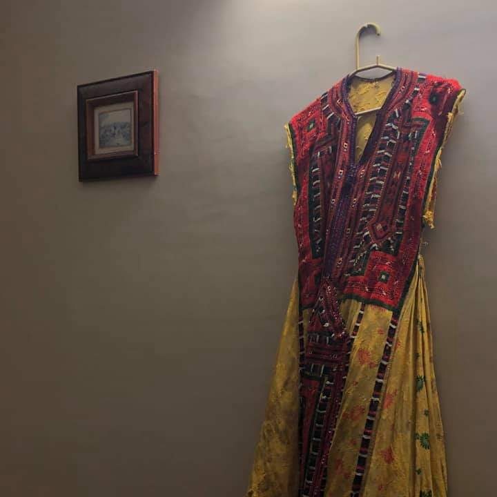 ہر پل میرا رستہ دیکھا کرتا ہے
جانے کس کا سایہ خالی کمرے میں

ذیشان ساحل