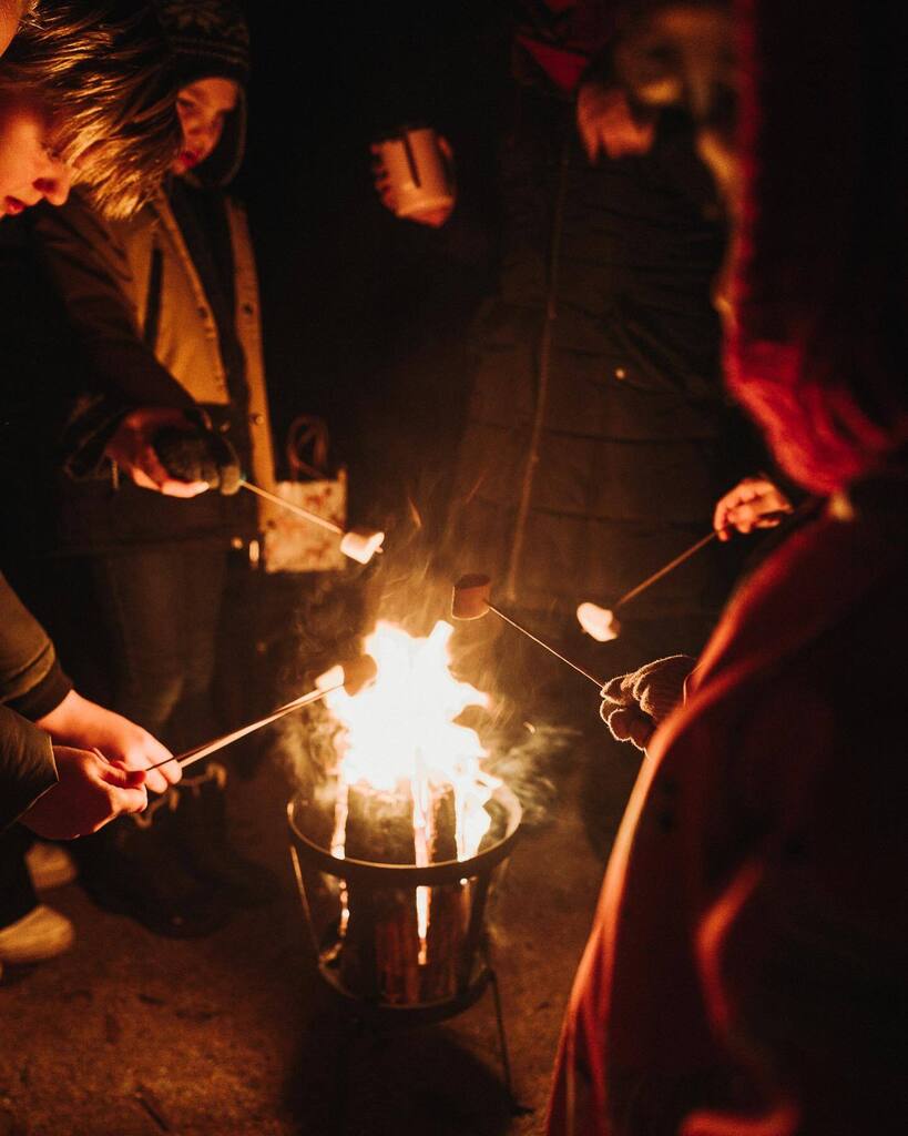 Give kids a marshmallow and some fire 🔥, and they’re good. Enjoyed this year’s #kernhemede #lichtjesfeest #leicaq.
Swipe for more… instagr.am/p/CmULWK4Nl6_/