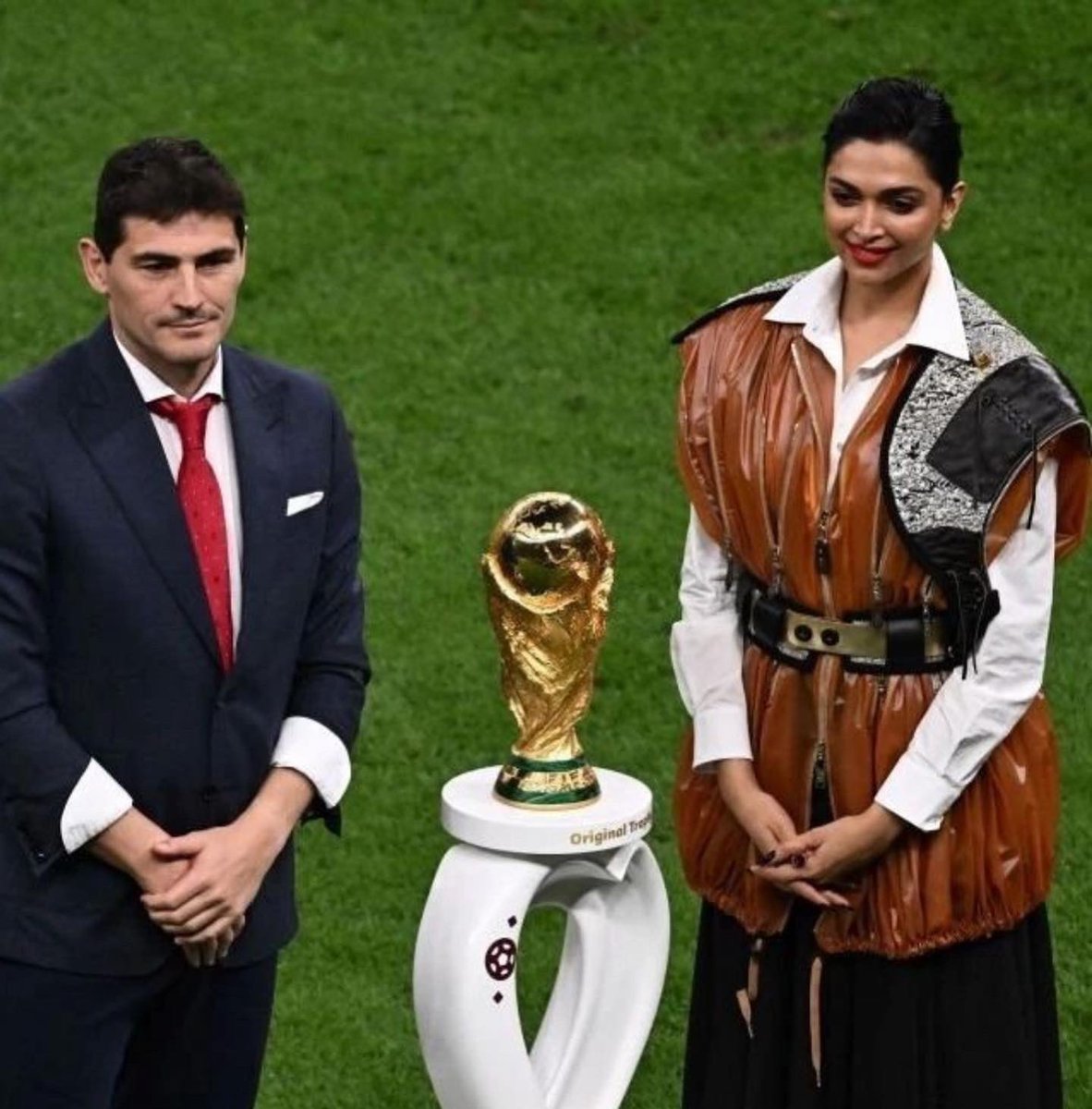 ShahRukhKhan_FC's tweet photo. #Pathaan
#DeepikaPadukone with former #Spain footballer Iker #Casillas unveils the #FIFAWorldCup trophy ahead of the finals tonight.
#FIFAWorldCupFinal #FIFAWorldCup2022 #ArgentinaVsFrance #FIFAWorldCup #SRK #ShahRukhKhan #Pathan #DeepikaP #FRA #ARG https://t.co/VdDGZ5BI8m