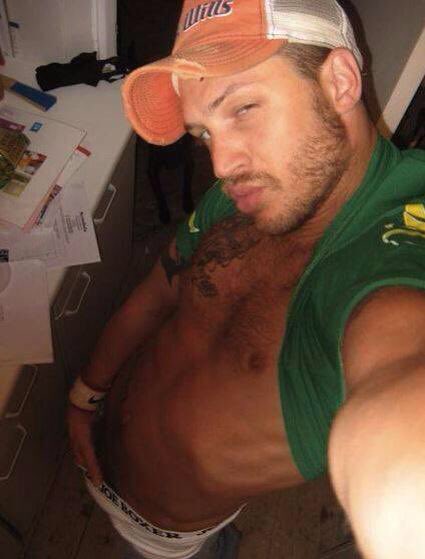 queeronmars's tweet photo. Es un buen día para apreciar a Tom Hardy en su slutty era 😳 https://t.co/deg8SvEEW6