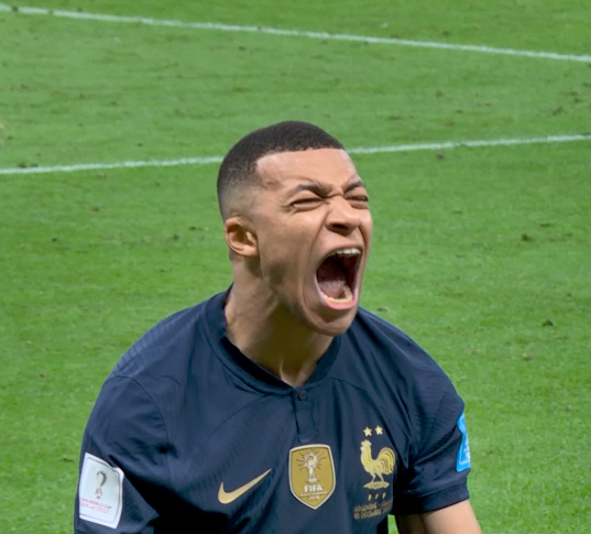 BFMTV's tweet photo. C'EST INCROYABLEEEEEEEEEEEEEEEE!!!!! 
OUIIIIIIIIIIIIIIIIIIIIII KYLIAAAAAN!!!!!!!

Mbappé transforme son penalty et égalise dans la foulée!! C'EST COMPLETEMENT DINGUEEEE

🇦🇷 2 - 2 🇫🇷

https://t.co/l6GVQhe5qN https://t.co/jrGT2TygjU