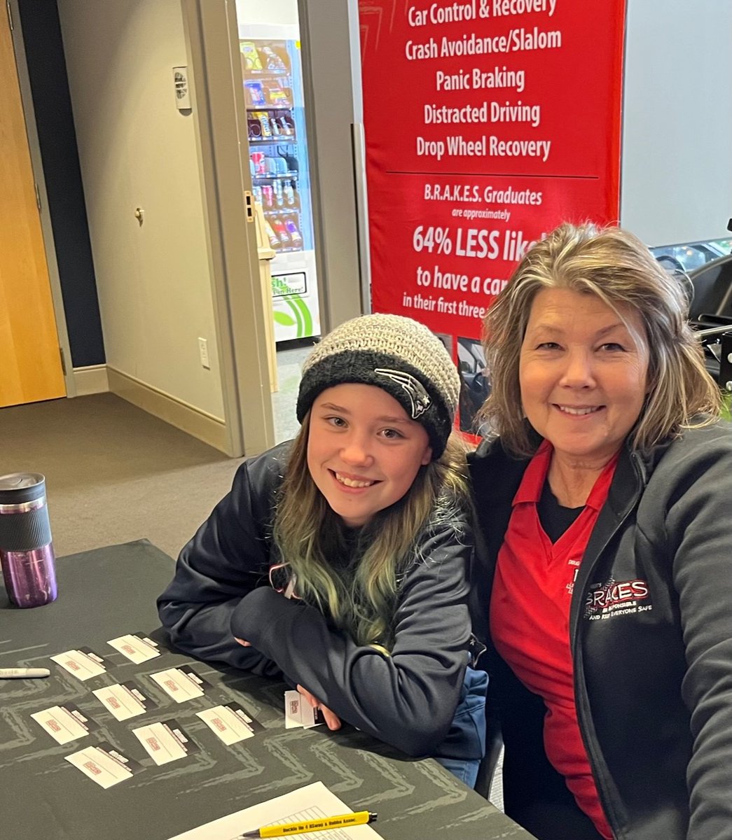 During our final weekend of 2022 at @zMaxDragway, we had a special visit from volunteer Hayden, granddaughter of @PutOnTheBrakes instructors Jinx and Ginette Jordan.  Here's Hayden helping out our own Jane Johns at registration.
@kiausa #TeenDefensiveDriving #DriveSafe