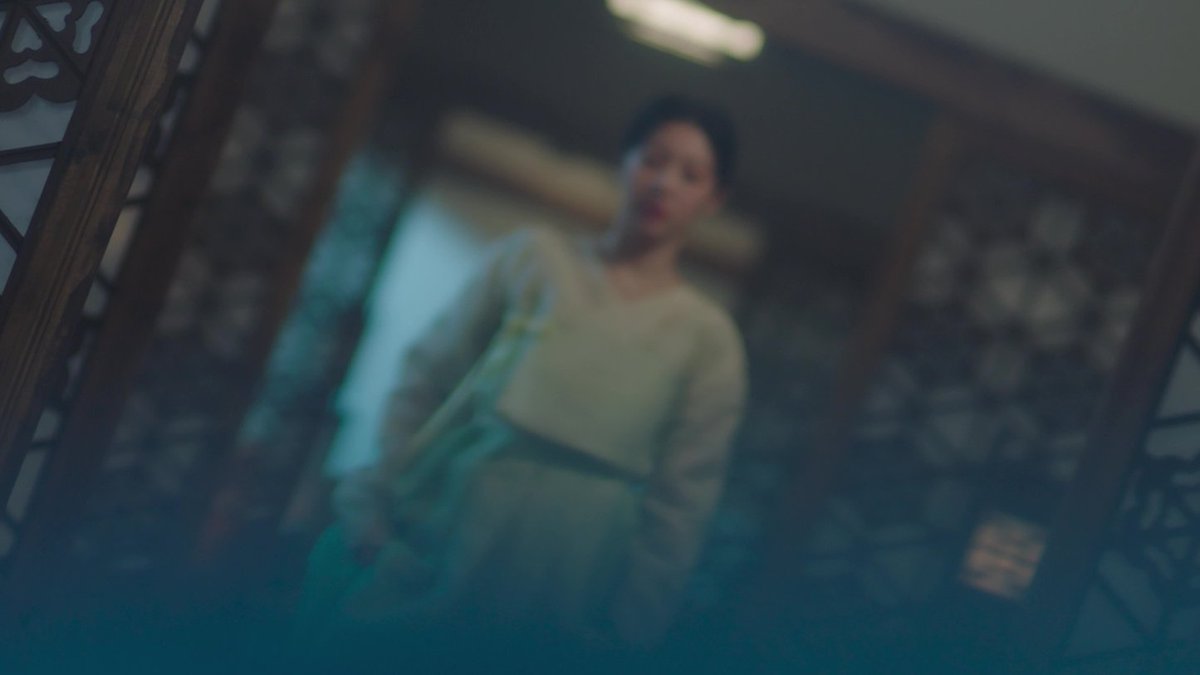 ramblingsofafan's tweet photo. It's symbolic how she morphs into both women in his eyes to a point that he doesn't know whether it's a dream or a reality or where one woman begins and the other hand. Because whether she is Bu-yeon, Naksu or Mu-deok, they are all her,
#AlchemyOfSoulsS2 #AlchemyOfSouls2Ep4 https://t.co/trzD3j2Wd0