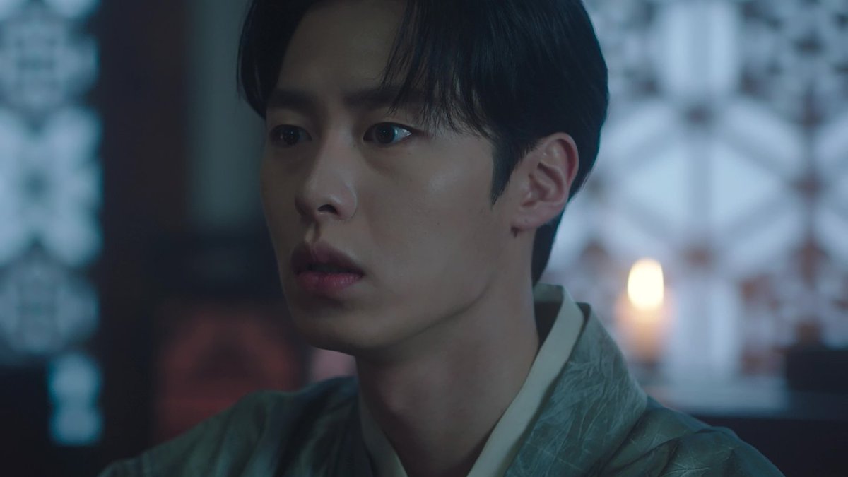 ramblingsofafan's tweet photo. It's symbolic how she morphs into both women in his eyes to a point that he doesn't know whether it's a dream or a reality or where one woman begins and the other hand. Because whether she is Bu-yeon, Naksu or Mu-deok, they are all her,
#AlchemyOfSoulsS2 #AlchemyOfSouls2Ep4 https://t.co/trzD3j2Wd0