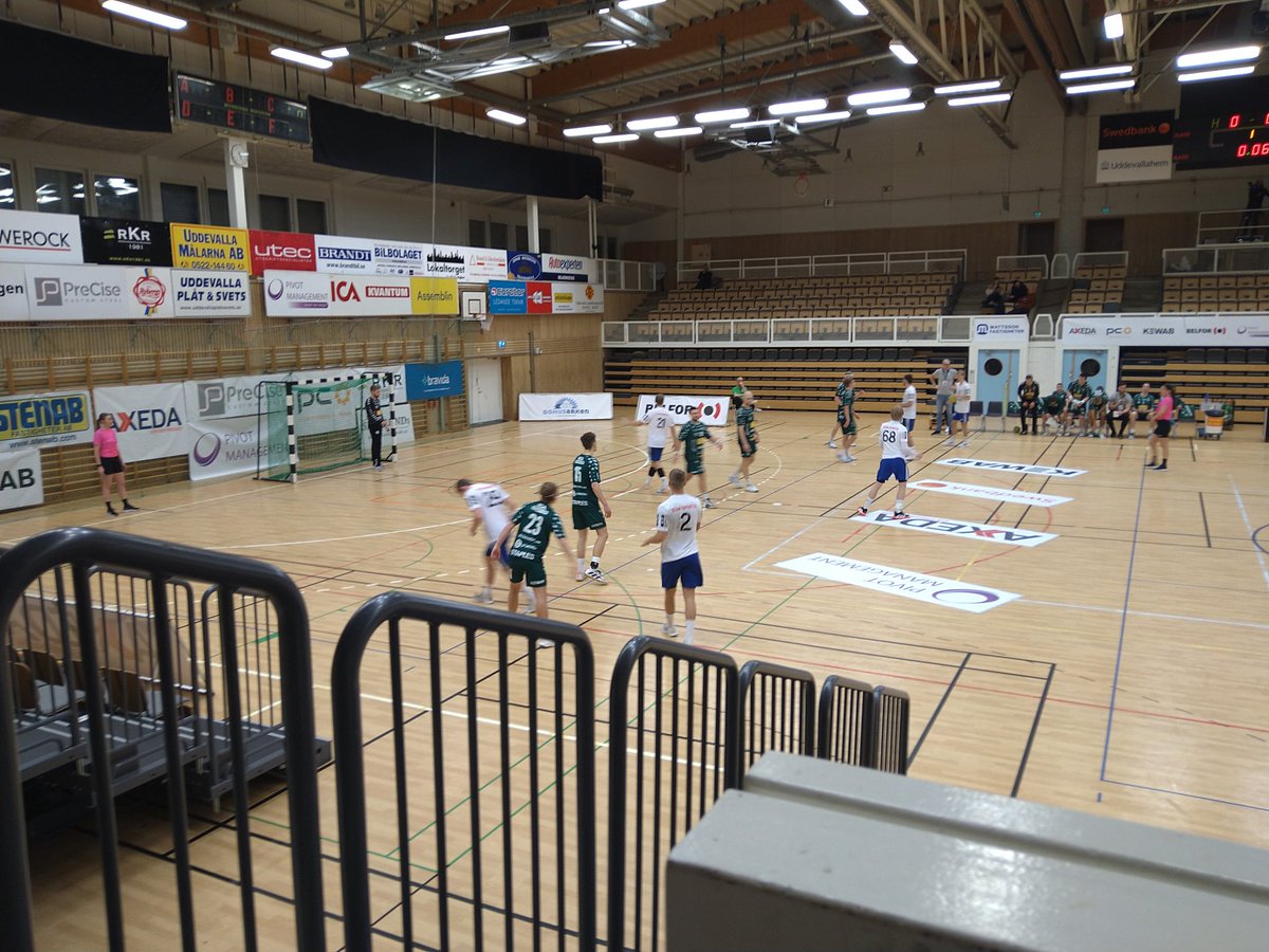oscarsson77's tweet photo. VM-final i fotboll??
Nej nej.
I Uddevalla stöttar vi våra lokala föreningar ❤️❤️❤️
Kropps vs Ystad
#Handboll #Kropps #Hålligång https://t.co/gIwuRwrZ96