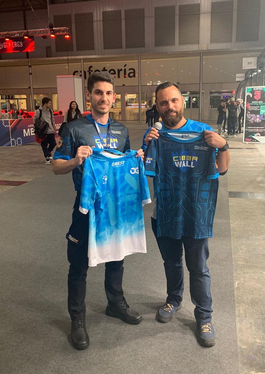 ¡Bonito intercambio de camisetas con los chicos de la <a href="/policia/">Policía Nacional</a>! 👏

Enhorabuena por el gran trabajo que han hecho en @Gamergy concienciando a todos sobre un juego responsable. 💙