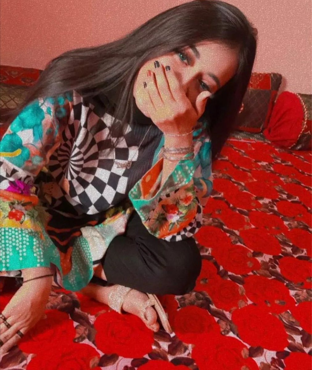 Notbadboy9876's tweet photo. ہماری زندگی بھی عجیب ہے۔۔ 🦋🦋
دن بھر چولے پے۔ رات ساری لولے پے 🙈 https://t.co/SVPwUsD6Pv