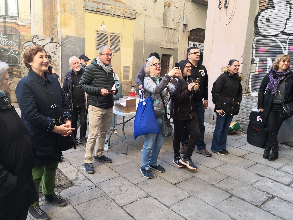 FAVBcn's tweet photo. 🔕Aquest matí la #RodaDelSilenci ha rodat pel #Gòtic i el #Raval, 2 barris castigats x nivells insuportables de #soroll🔊 de les activitats d'oci, #terrasses, #discoteques, #botellots

💚Una lluita en defensa de la #salut del #veïnat de tota la ciutat en la què no defallirem💪💪 https://t.co/ntXojeIWPo