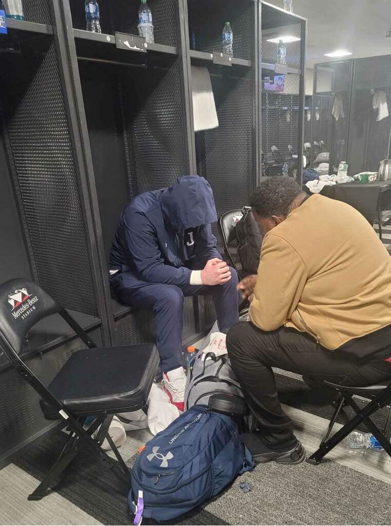 edeweysmith's tweet image. I thought I went to the game yesterday to support @DeionSanders &amp;amp; @GoJSUTigersFB.  After Hayden dropped a TD he was inconsolable! Sometimes ppl forget these are college kids.  God sent me there to minister to his pain!  FAM, We cant let 1 situation destroy our lives &amp;amp; futures!!