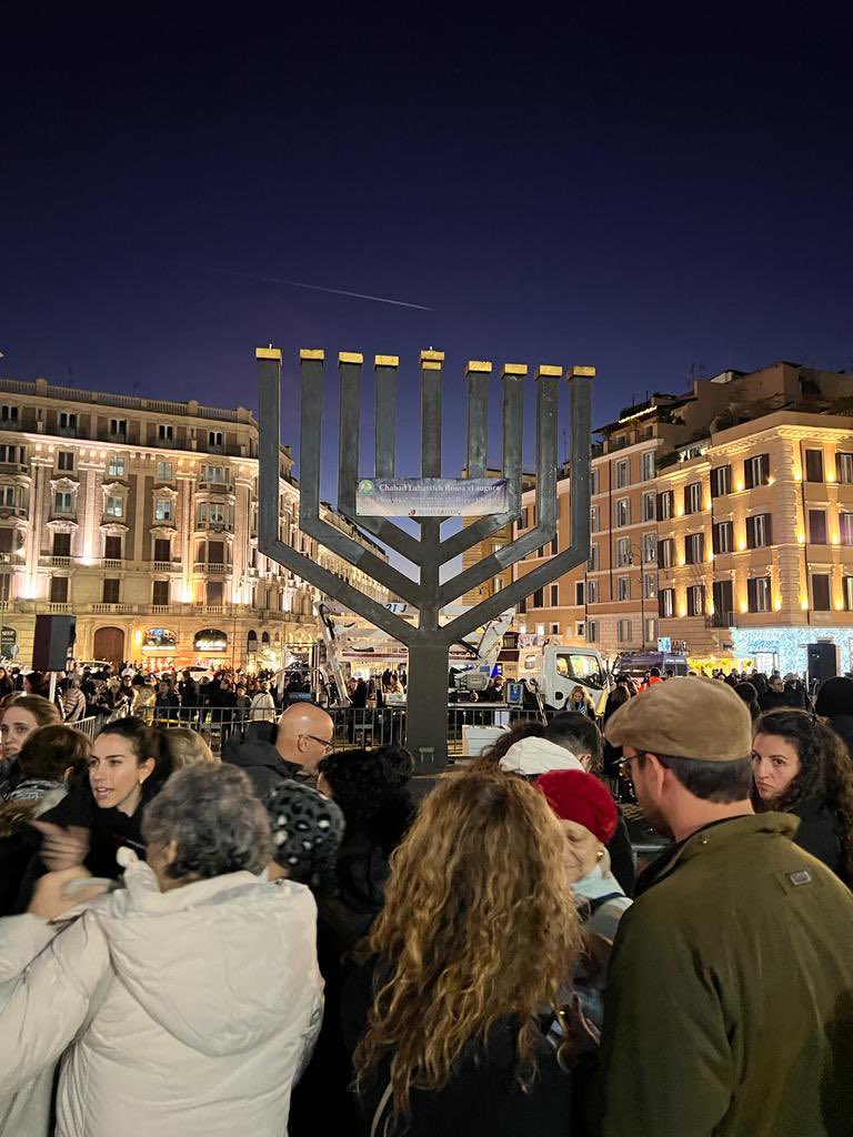 Oggi comincia #Hanukkah, l’antica festa ebraica che dura 8 giorni. Questa Festa delle luci sia ricca di gioia, di speranza e soprattutto di pace. Auguri alla Comunità Ebraica romana e di tutto il mondo.  #Chanukkah