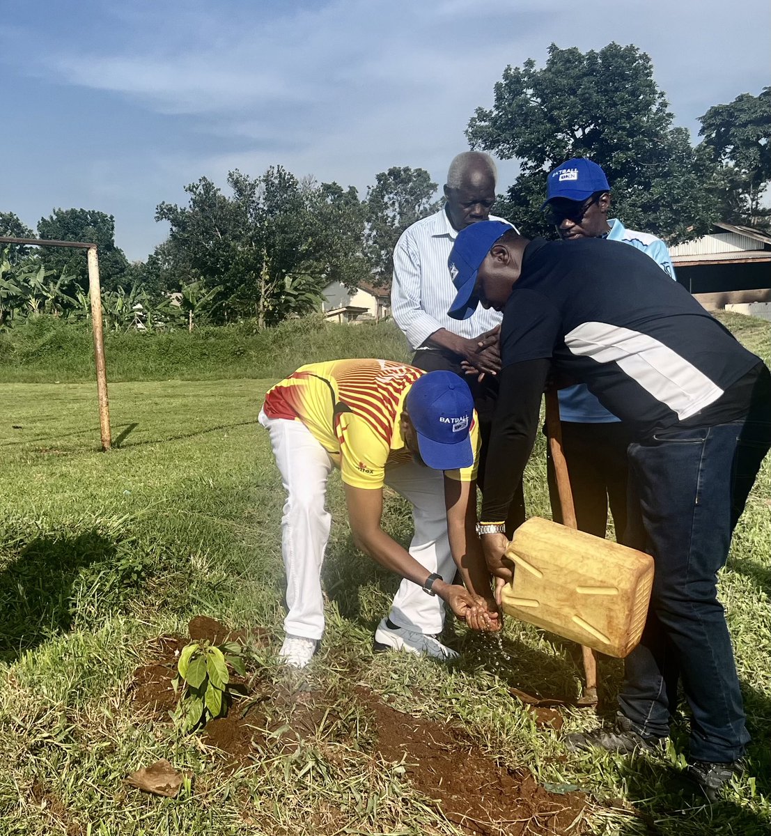IsaacImaka's tweet photo. Mzee Pithy Ndiko, the father of cricket in Busoga found time and came to the closing ceremony. He witnessed the chief guest Deputy Katukiro Owek. Osman plant a tree at the Jinja SSS cricket oval. #Cricket4Life. @BatballO https://t.co/pKLuiLRvJa