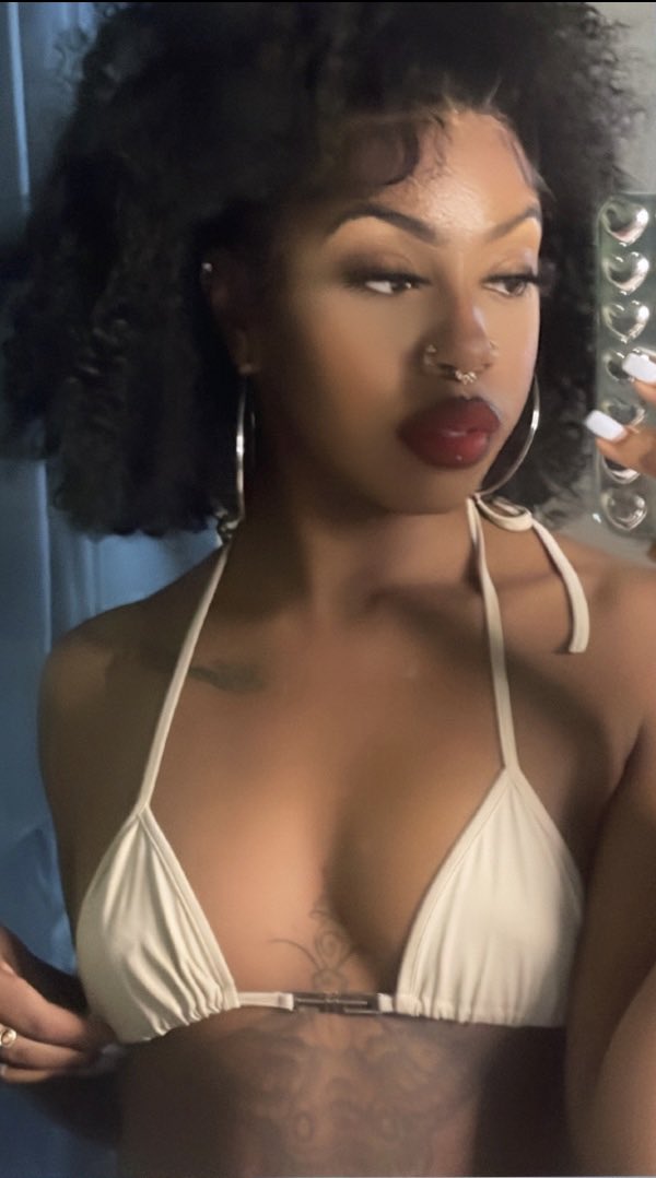 AshashayK's tweet photo. Don’t we love a good red lip https://t.co/kj2QGNMZ4H