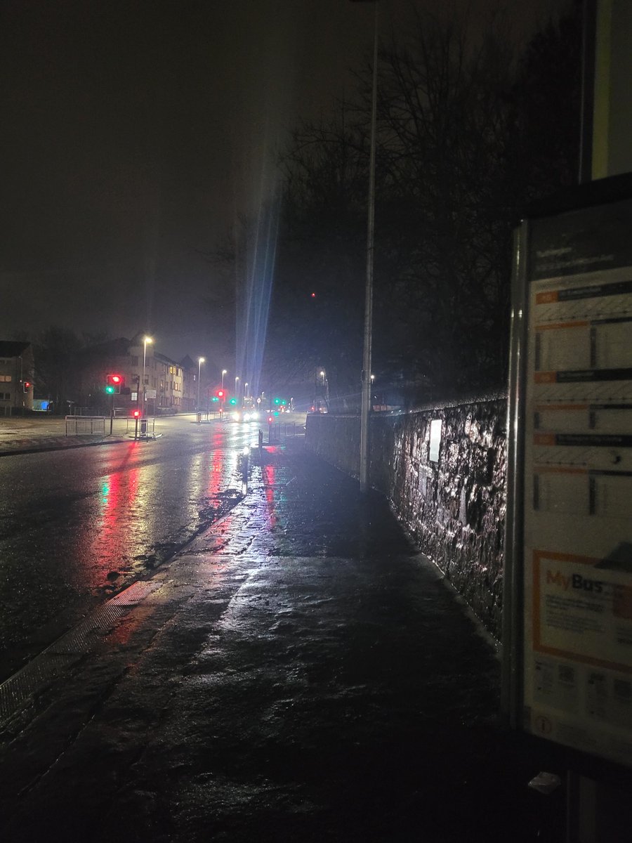 AilieTalks's tweet photo. @SouthLanCouncil this streetlight on Mill Street is out, and the pavements haven't been gritted. This whole stretch is an ice rink. https://t.co/id8a0me6O6