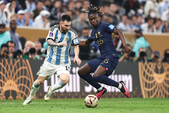 TelemundoSports's tweet photo. ⏱️ ¡Inicia el primer tiempo extra!

⚽️ Argentina 🇦🇷 2-2 Francia 🇫🇷 
🏆 Final
🏟️ Estadio Lusali
📺 @Telemundo 
🎙️ @AndresCantorGOL, @manuelsol y Claudio Borghi

📱 @peacock ➡️ https://t.co/ixOa12NKts

#ElMundialLoEsTodo #Qatar2022 #ARGvsFRA https://t.co/ErsFV0awPQ