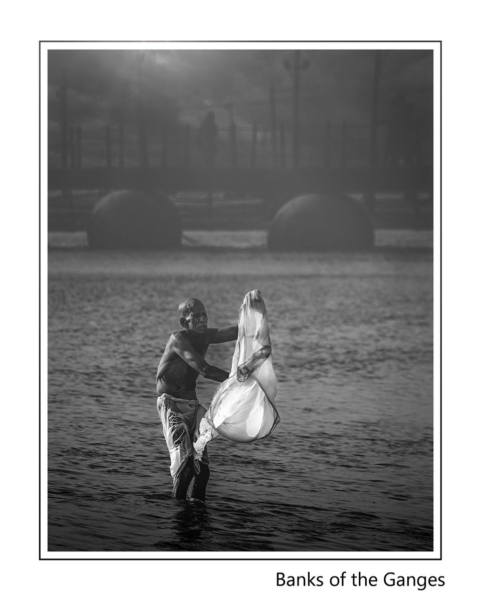 crostwicksnaps's tweet photo. Early morning from the banks of the Ganges, Allahabad

#India #Nagasadhu #Sadhu #Allahabad #KumbhMela
#PeopleofIndia #Ganges
 #travelphotography #streetphotography  #holyman #sadhusofindia
#indiapictures #indianphotos #travelindia #indiastreetphotography #crostwicksnaps #chillum https://t.co/DTZN40nmPt