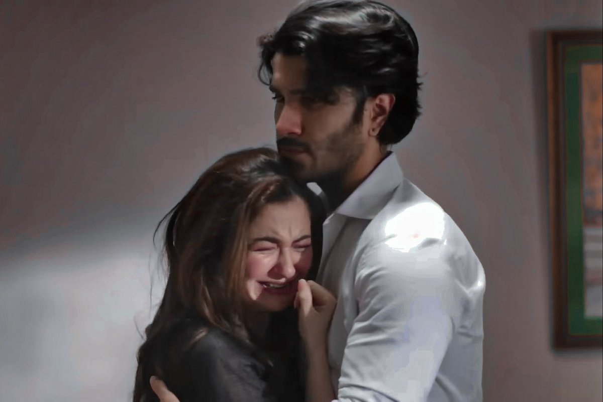 benimlemisinn's tweet photo. - for the first time he pulled her into a hug. he did it cause he could not see her breaking into pieces. And even if she does, only he wanted to collect them together.
#ishqiya #rumza https://t.co/tZmyzDQMQR