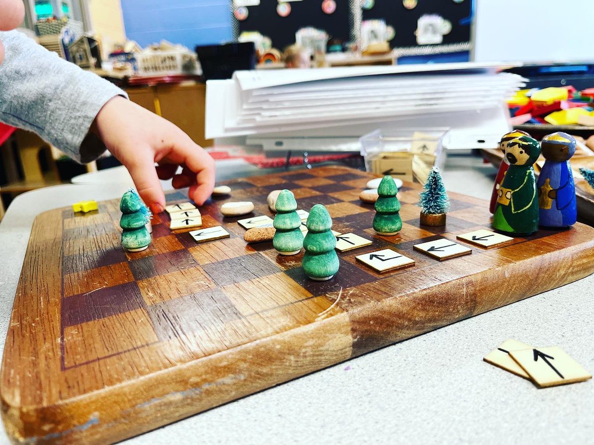 FDK_Lightning's tweet image. No tech coding! Help the wise men get to the star! ⭐️ #kindergartencoding #notechcoding #mathbehaviours #christmastime🎄