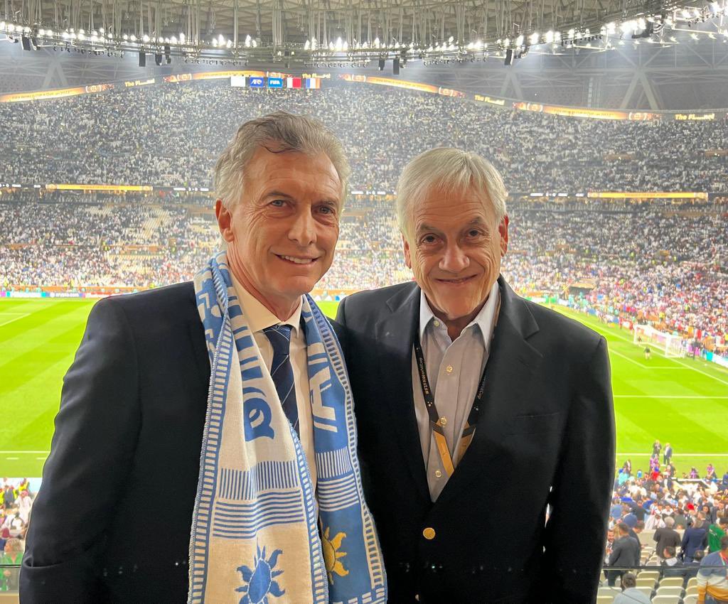 carlitos_huerta's tweet photo. Muchos preguntan por qué empató Francia si Piñera estaba con Macron en el estadio.

Bueno, fue porque apareció este otro culiao y se generó un vórtex en el espacio tiempo y el hada de las mufas no supo que hacer y explotó https://t.co/cGjM8WEHKg
