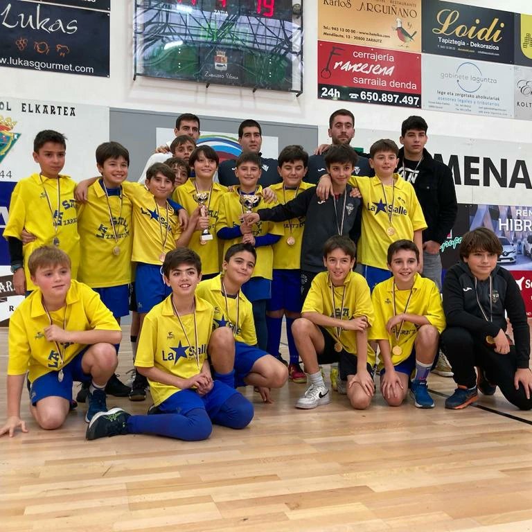 Gaur, LH 5 eta LH 6 mailetako eskubaloi finalak jokatu dira. La Sallek ordezkaritza zabala izan du. Aupa neska-mutilak. ZORIONAK!
-
#lasallezarautz #ikasleaerdigunean #HobeElkarrekin #ITBLaSalle #lasalle #lasallezarautzeskolaberria #zarautz