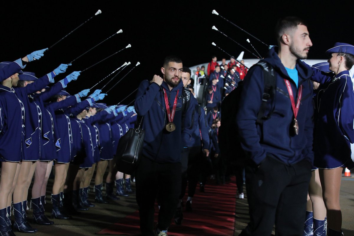 TSN_Sports's tweet photo. Croatia returns home with their 3rd place medals 🥉🇭🇷

📸: @HNS_CFF, CroPix | #FIFAWorldCup https://t.co/Fs9wNr5ZrF