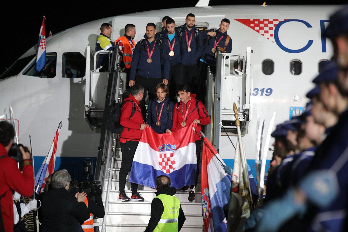 TSN_Sports's tweet photo. Croatia returns home with their 3rd place medals 🥉🇭🇷

📸: @HNS_CFF, CroPix | #FIFAWorldCup https://t.co/Fs9wNr5ZrF