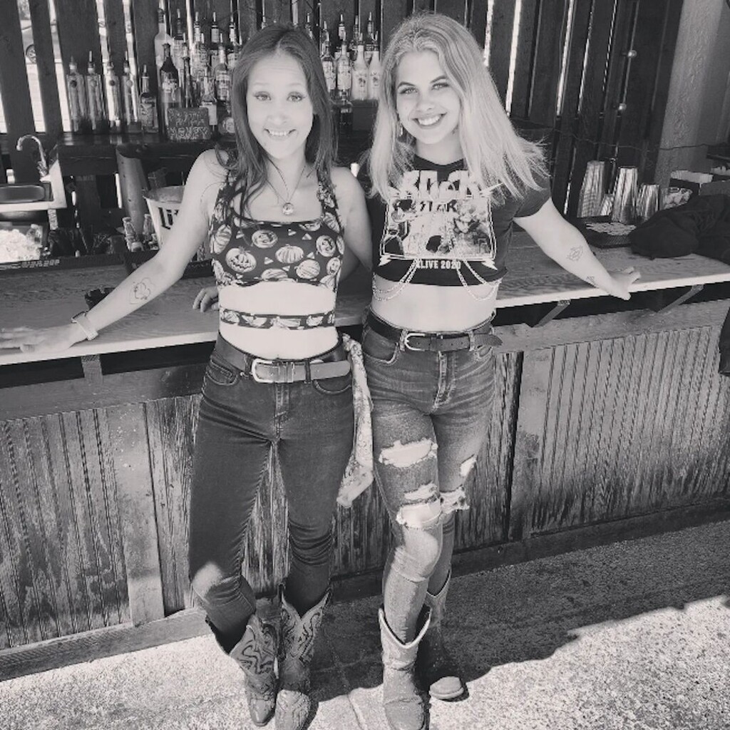 coyoteuglyusa's tweet photo. It's Sunday Funday! Come hang with your Panama City Coyotes!🍹🍸🍺🍻🤠
📷: @coyoteuglypcb
#coyoteuglypcb #panamacitybeach #coyoteugly #coyoteuglysaloon #realfunbeach #uniquelypc #sundayfunday #sundayfundays #barlife #bartenderlife #bodyshots #booze https://t.co/9fCLAaNHeX